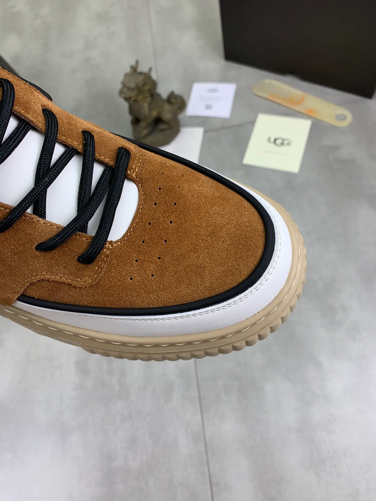 Men's shoes 💰P640 [New style] 💰 🆘 "Real wool" [UGG] 👉The popular men's shoes are synchronized with the official website 🔰The quality of the genuine products [satisfied] is not comparable to the imitations in the general market 🌀The upper is imported Italian frosted cowhide, and the lining is: foot pad 🅰️ grade 🐑Real wool👻Only Grade A can show the effect The hand feels smooth and delicate 🔱The shoe shape is grand, only genuine manufacturers can do it 🎄The perfect toughness of the original outsole 👻⬛️ allows customers to say goodbye to one-time consumption. Real wool lining, super warm. Available in black, brown and gray. Size: 39-44